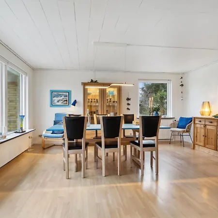 3 Bedroom Lovely In Feriehus