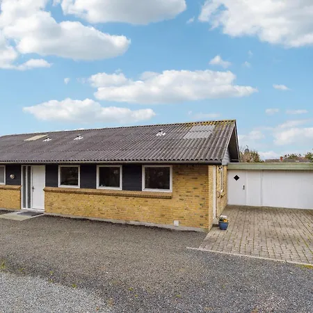 Dom wakacyjny 3 Bedroom Lovely In *