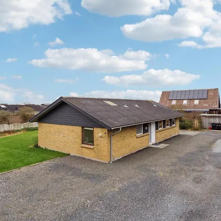 Dom wakacyjny 3 Bedroom Lovely In *